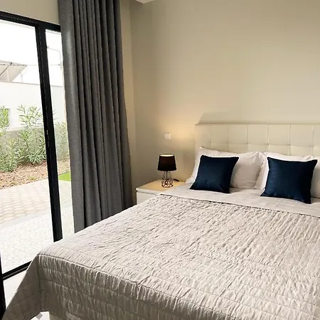 Dona I At Botanical Garden